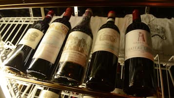 Un refrigerador de vinos repleto de diferentes botellas.