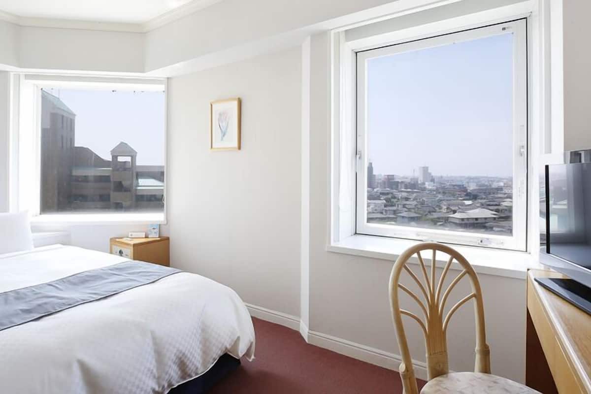 Down comforters, in-room safe, desk, iron/ironing board (on request)