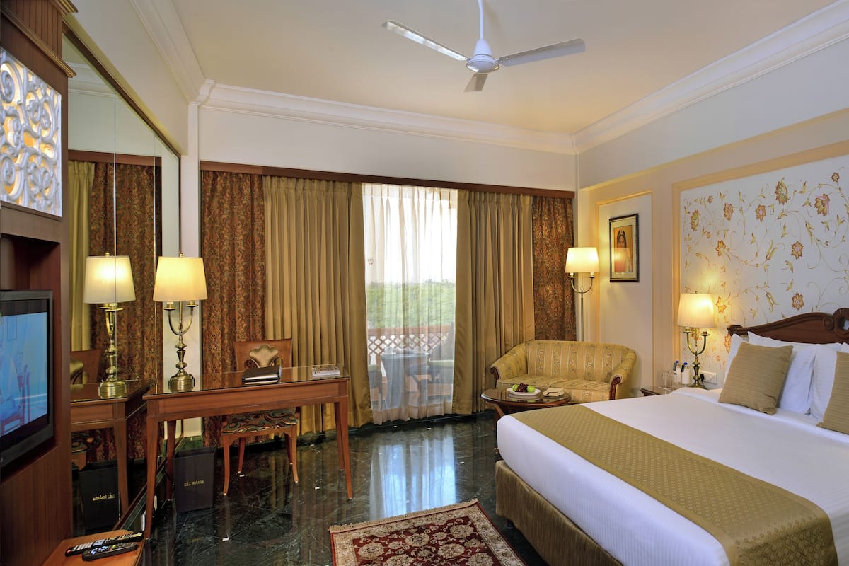 Minibar, in-room safe, individually decorated, individually furnished