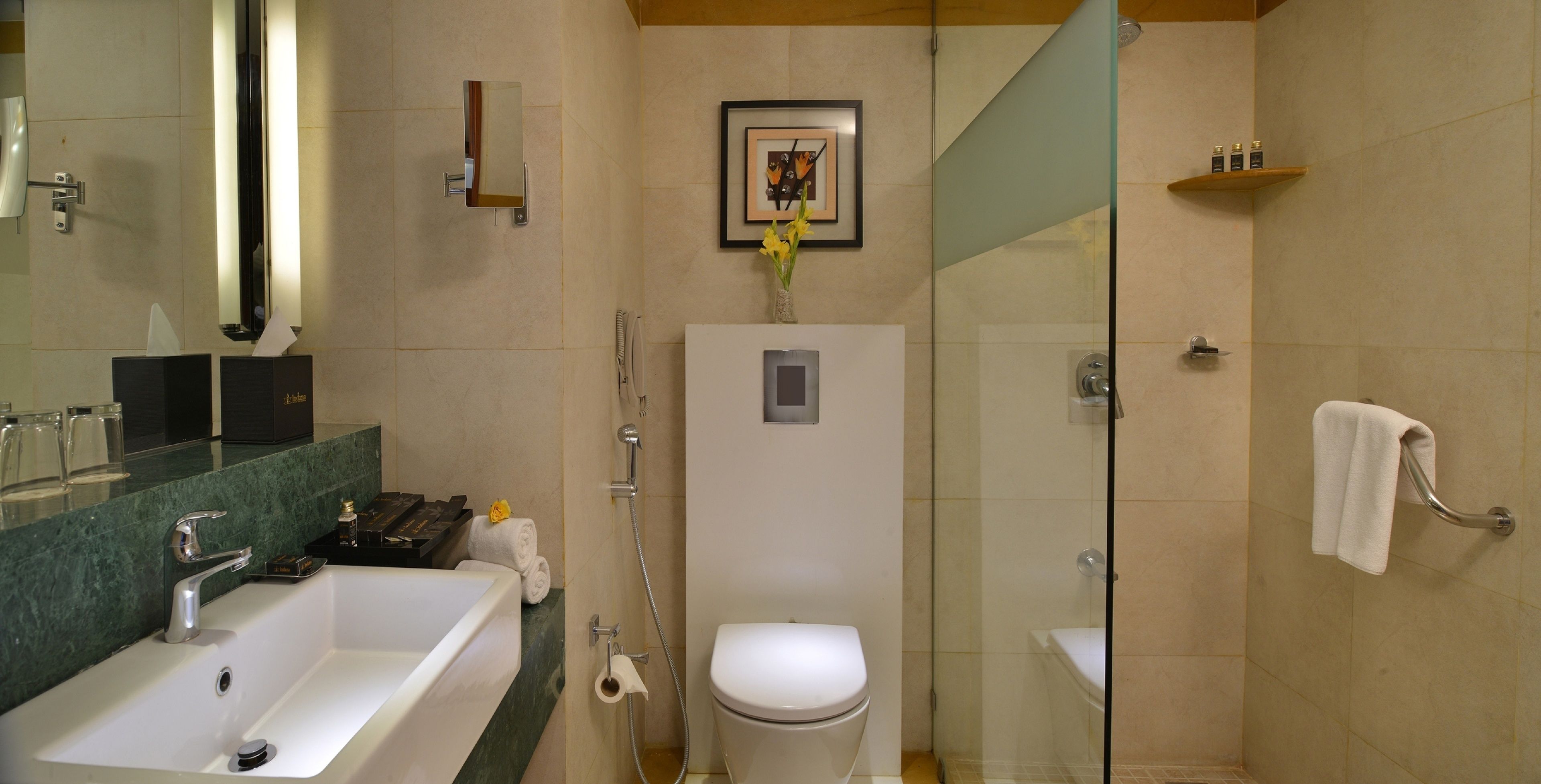 Ein Badezimmer mit Badewanne, Toilette und separater Duschkabine.