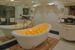 Baignoire relaxante profonde, douche à « effet pluie »