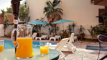 Piscine extérieure, parasols de plage