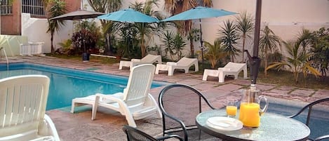 Piscine extérieure, parasols de plage