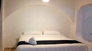 In-room safe, iron/ironing board, free WiFi, bed sheets - Hotel Ikaro Suites (Cancun)