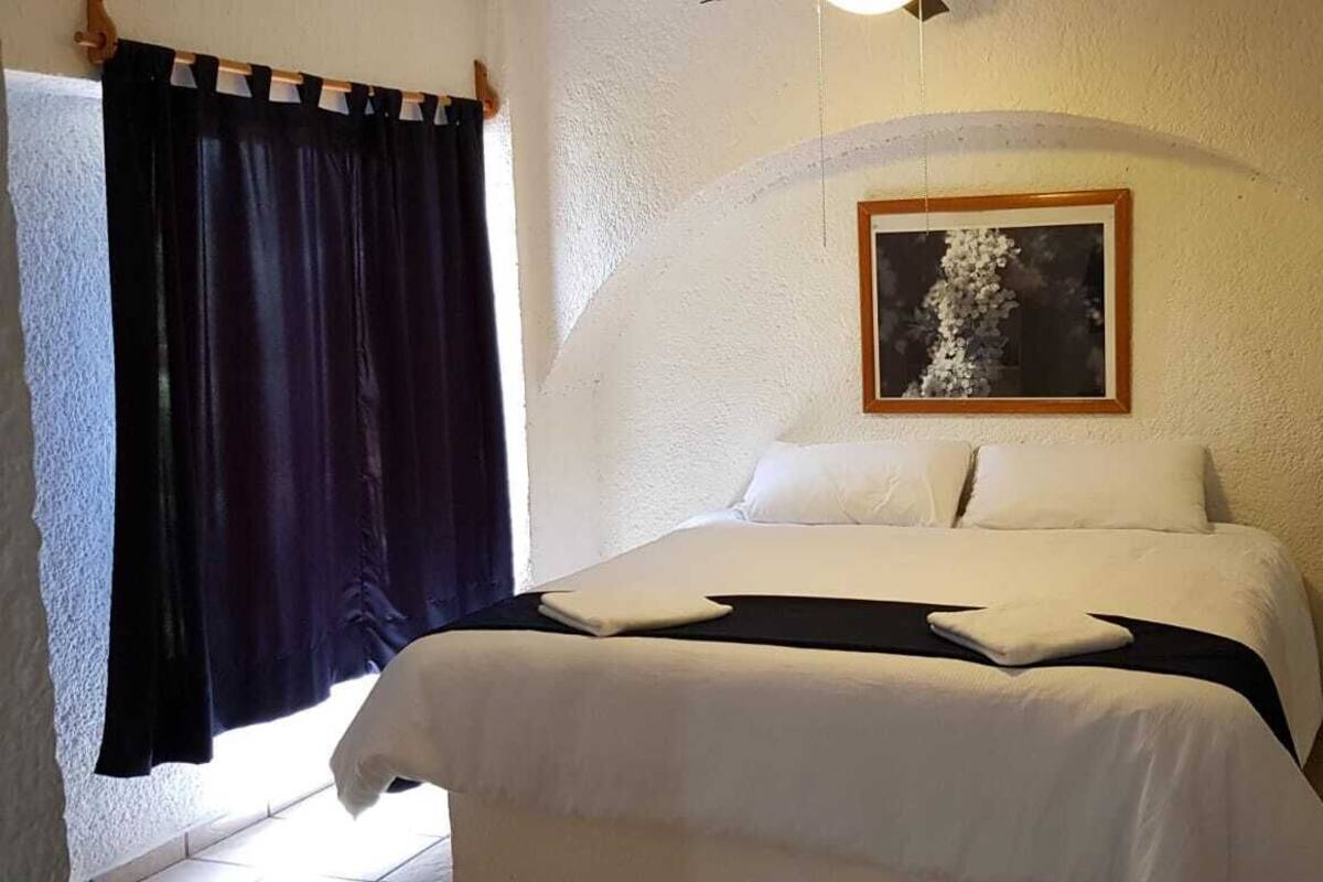 Basic Studio Suite | In-room safe, iron/ironing board, WiFi (free), bed sheets