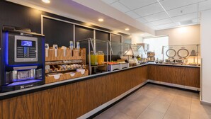 A modern coffee station with a Caffeno coffee machine, a variety of beverages, and a selection of snacks. - City Express by Marriott Chetumal (Chetumal)
