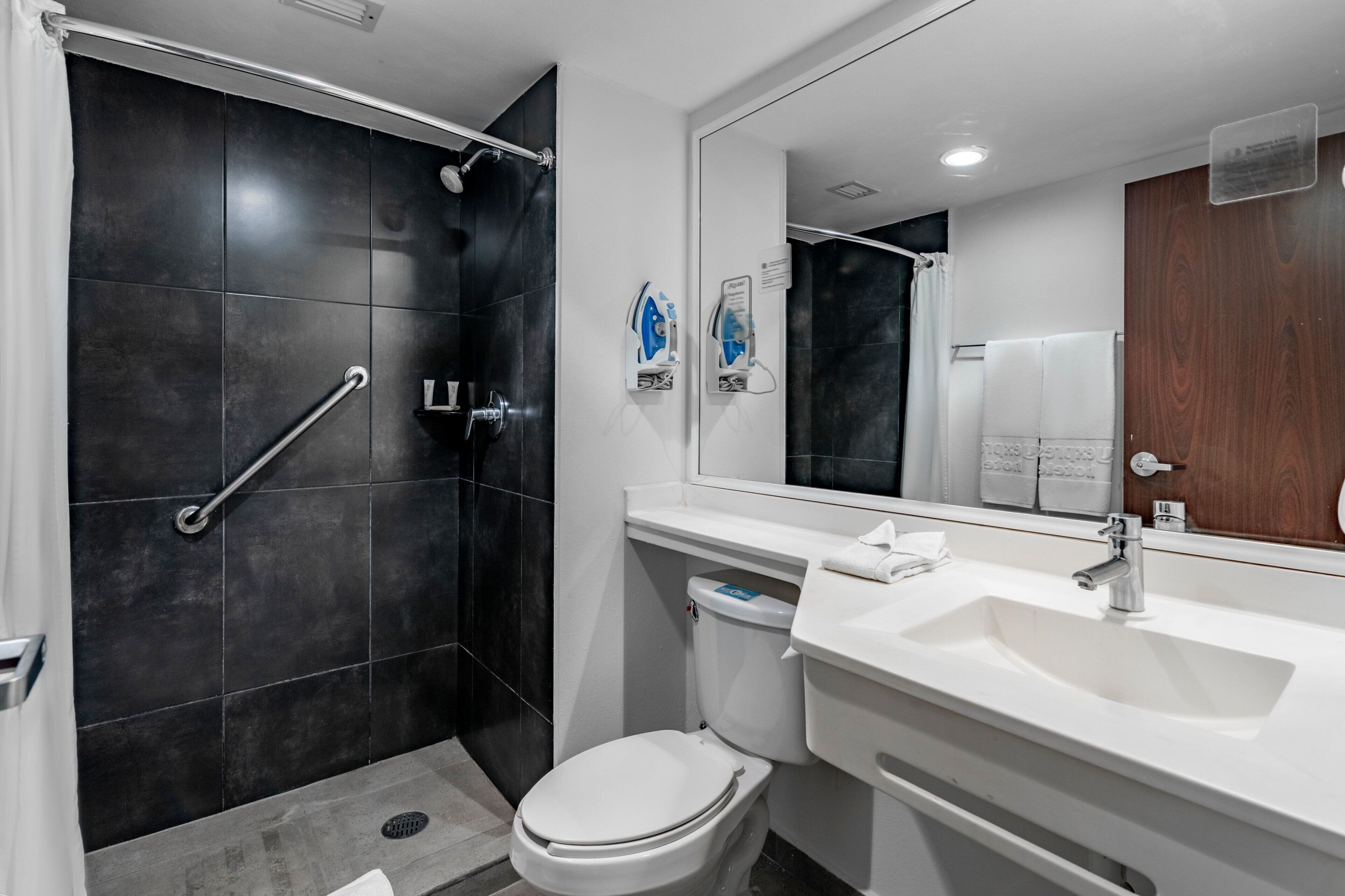 Regadera, amenidades de baño gratuitas, secadora de cabello, toallas 