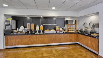 Montaje de bufé con diversas estaciones de comida, una máquina de café y un microondas.