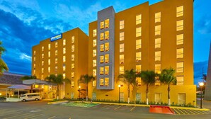 A hotel with a modern design, featuring a prominent vertical tower and multiple balconies. - City Express by Marriott Chetumal (Chetumal)
