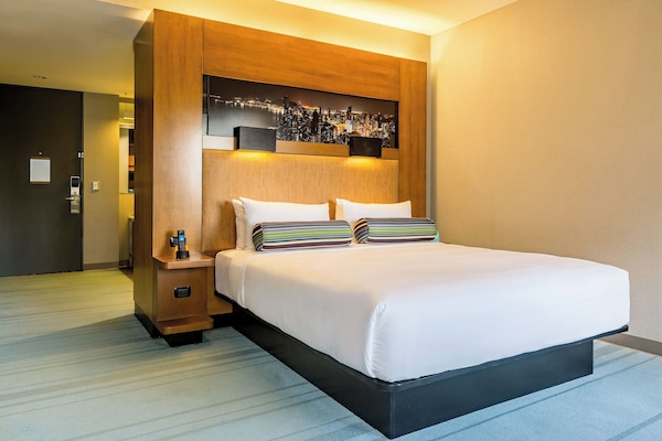 aloft, Room, 1 King Bed, City View | Premium bedding, in-room safe, desk, blackout drapes