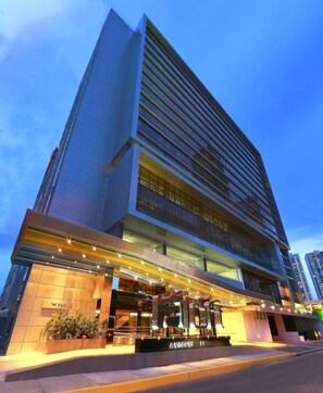 A modern hotel with a prominent entrance, multiple floors, and a well-lit facade. - Aloft by Marriott Panama (Panama City)
