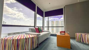 aloft, Zimmer, 2 Queen-Betten, Stadtblick | Hochwertige Bettwaren, Zimmersafe, Schreibtisch, Verdunkelungsvorhänge