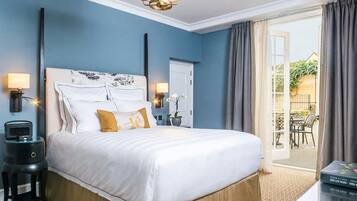 Værelse - 1 queensize-seng (Courtyard Double) | Premium-sengetøj, minibar, pengeskab på værelset, skrivebord