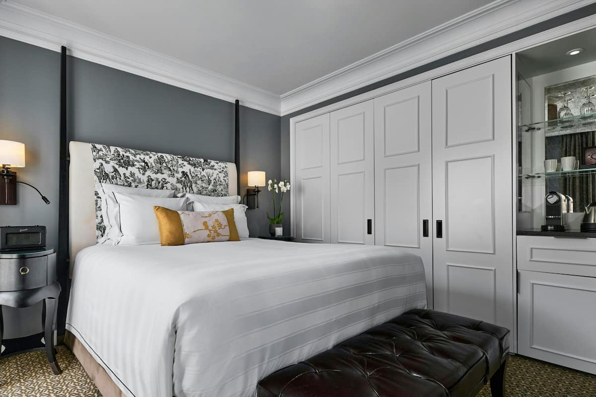 Camera Deluxe, 1 letto queen | 1 camera, biancheria da letto di alta qualità, minibar