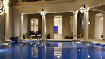 من حمّامات السباحة المغطاة، مقاعد للتشمس