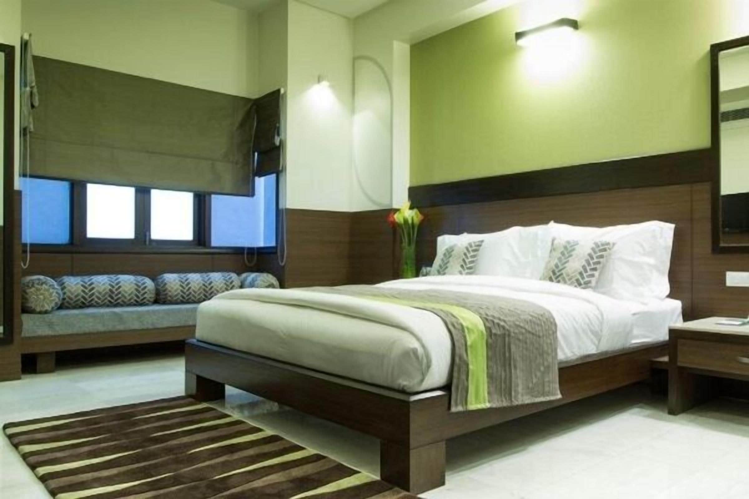 standard room | minibar, in-room safe, desk, laptop workspace