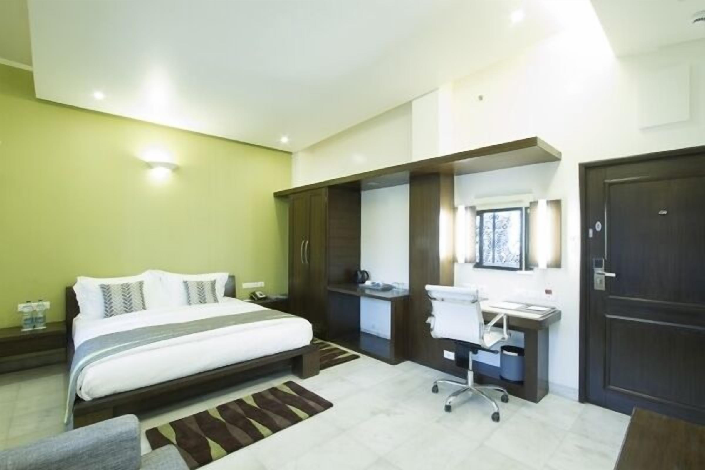 standard room | minibar, in-room safe, desk, laptop workspace