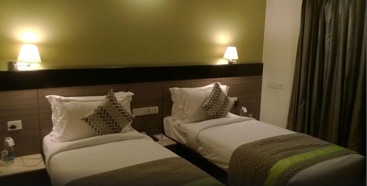 standard room | minibar, in-room safe, desk, laptop workspace