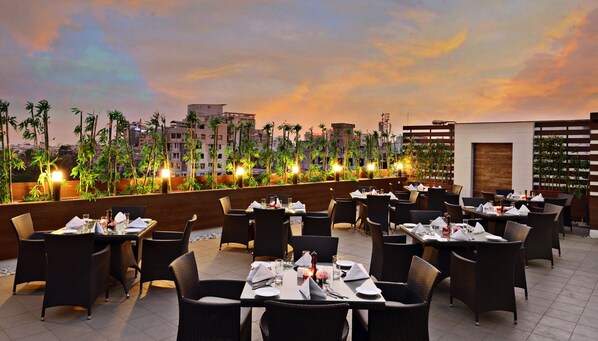 3 restaurants; breakfast, lunch, and dinner served