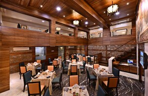 3 restaurants; breakfast, lunch and dinner served  - Leisure Inn Grand Chanakya (Jaipur)