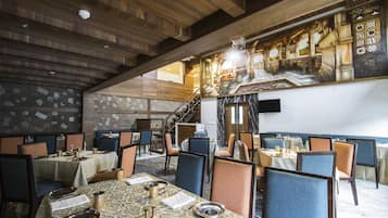3 間餐廳;供應早餐、午餐、晚餐;素菜