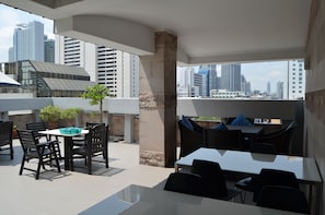 Se sirven desayunos y cocina internacional; con vista a la alberca