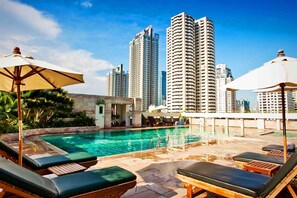 Una piscina al aire libre