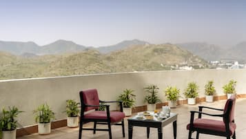 Terrace Suite | Premium bedding, minibar, in-room safe, individually furnished