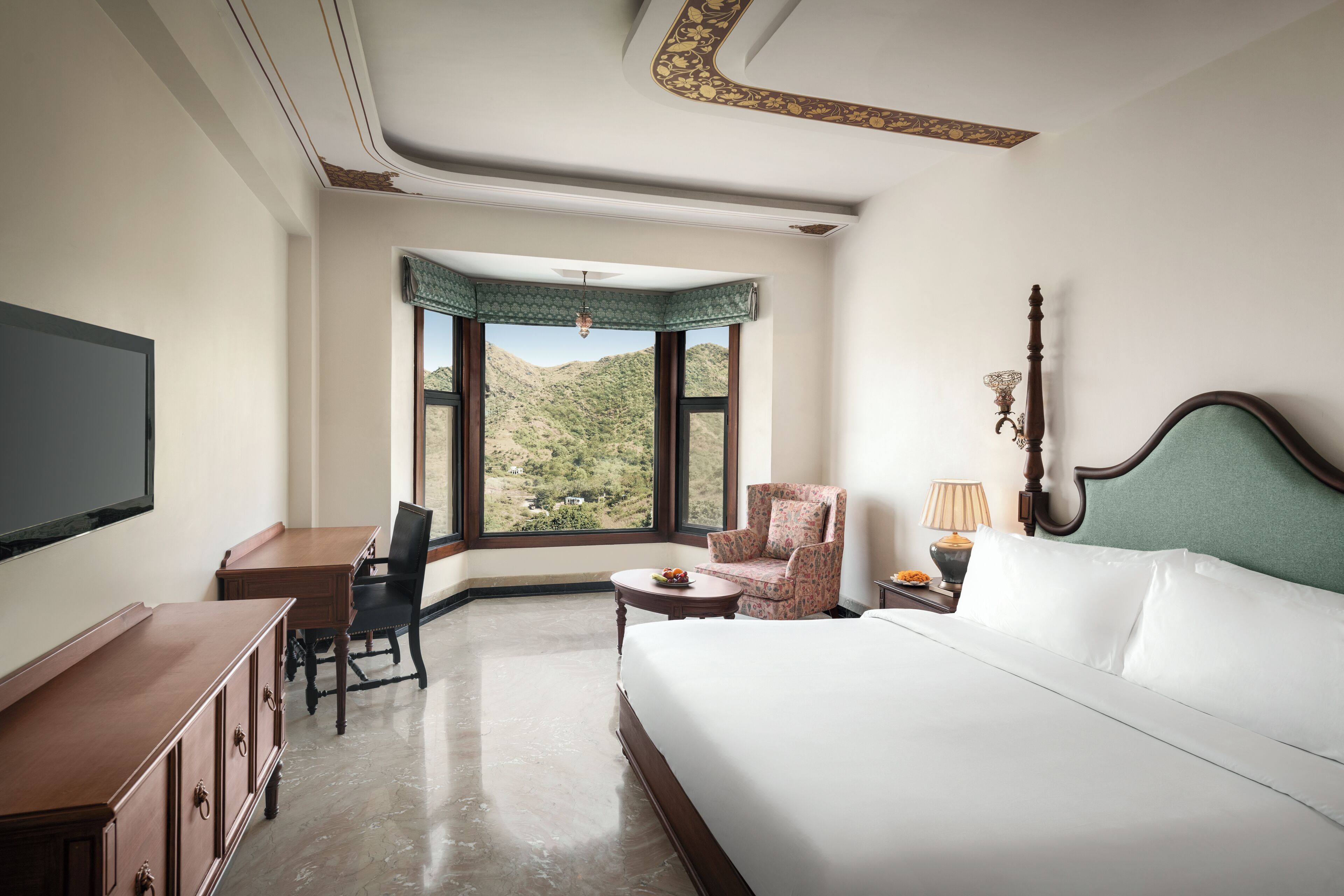 premium room | 1 bedroom, premium bedding, minibar, in-room safe