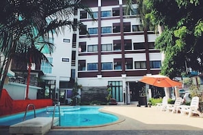 Utendørsbasseng, bassengparasoller og solsenger