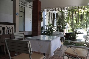 Terrace/patio - RoongRuang Hotel (Chiang Mai)