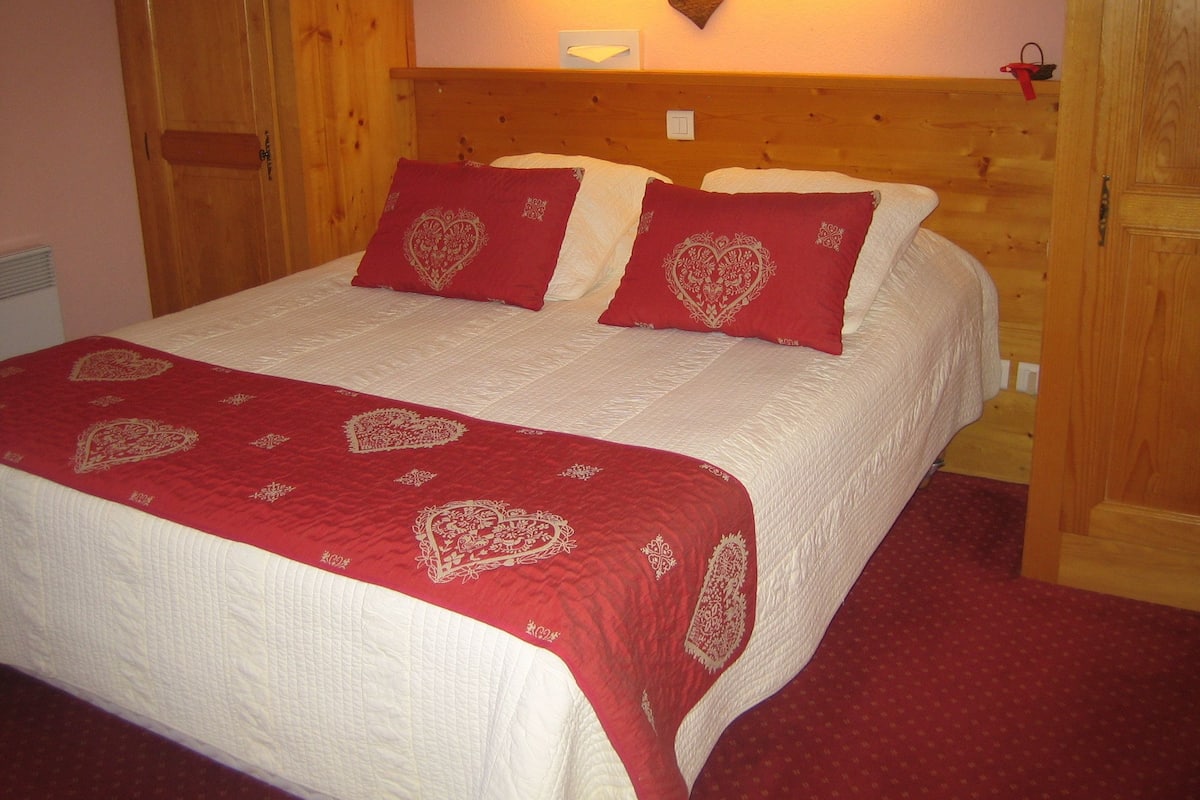 Desk, free WiFi, bed sheets