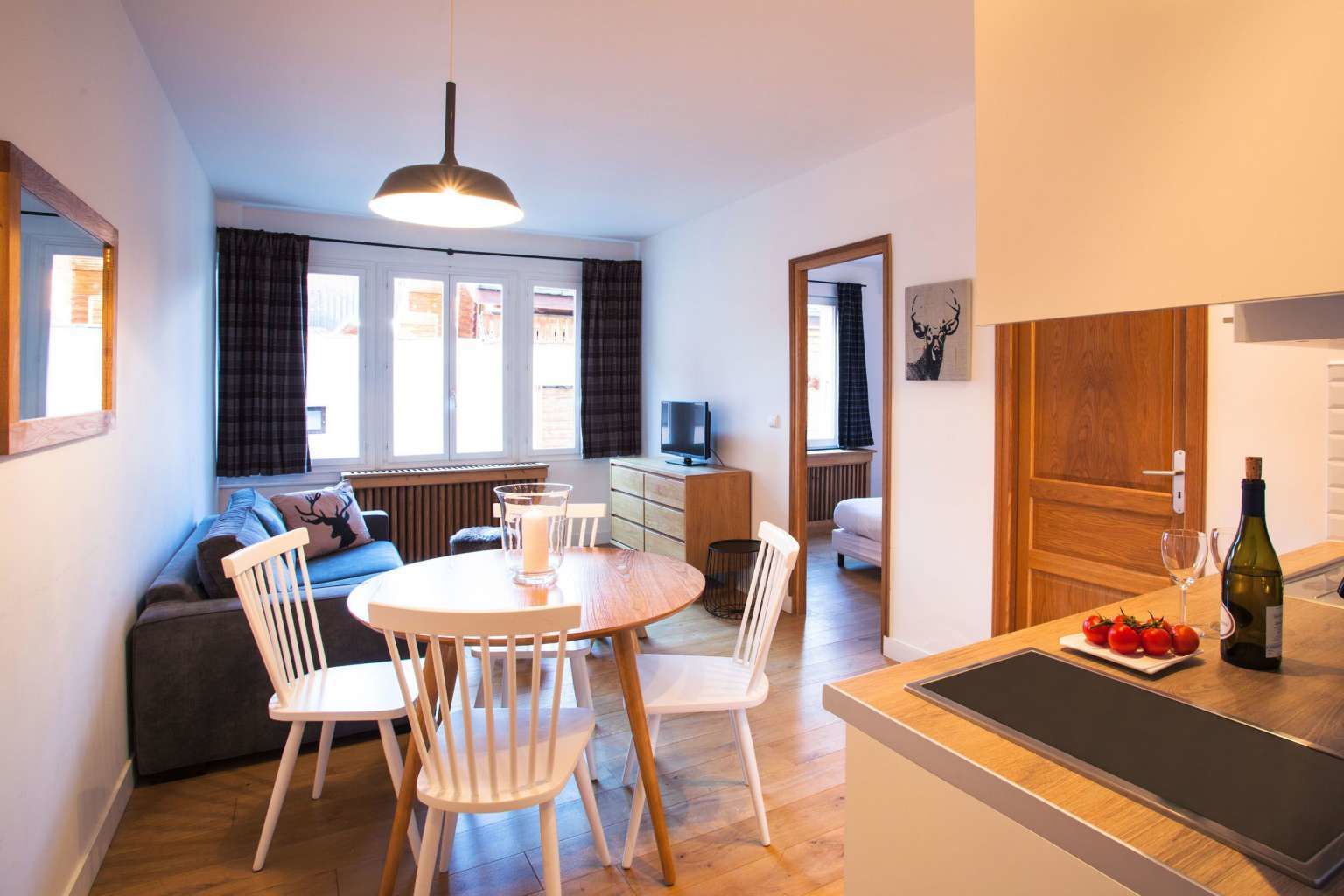 Un apartamento moderno con comedor, cocina y sala de estar.