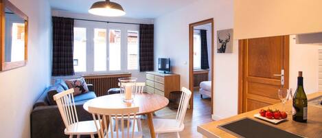 Un apartamento moderno con comedor, cocina y sala de estar.