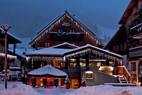 Fachada de la propiedad por la tarde o noche