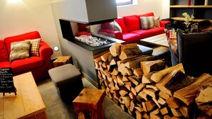 Lobby-lounge