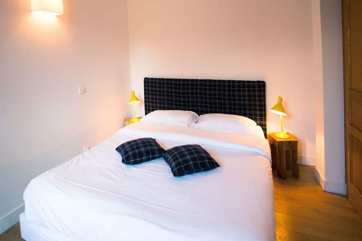 Desk, free WiFi, bed sheets