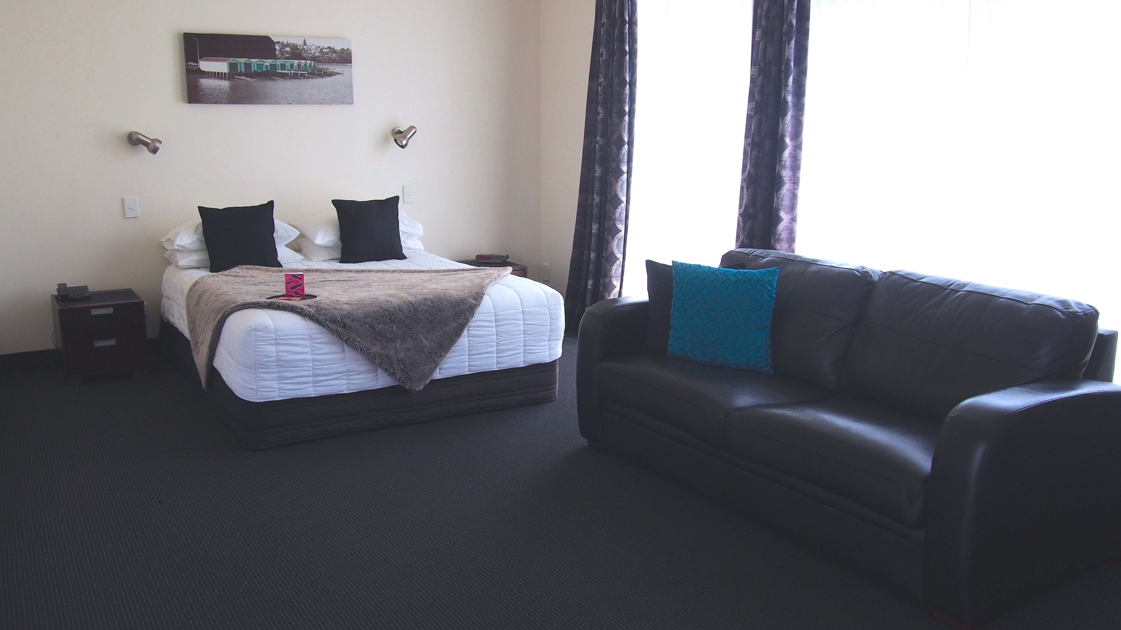 Zweibettzimmer (Queen and 1 Single) | Bügeleisen/Bügelbrett, Babybetten, kostenloses WLAN, Bettwäsche