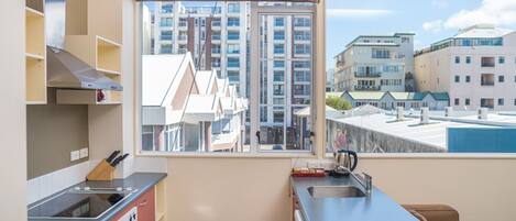 Lejlighed - 2 soveværelser - balkon | Privat køkken | Køleskab/fryser i fuld størrelse, mikrobølgeovn, ovn, kogeplade