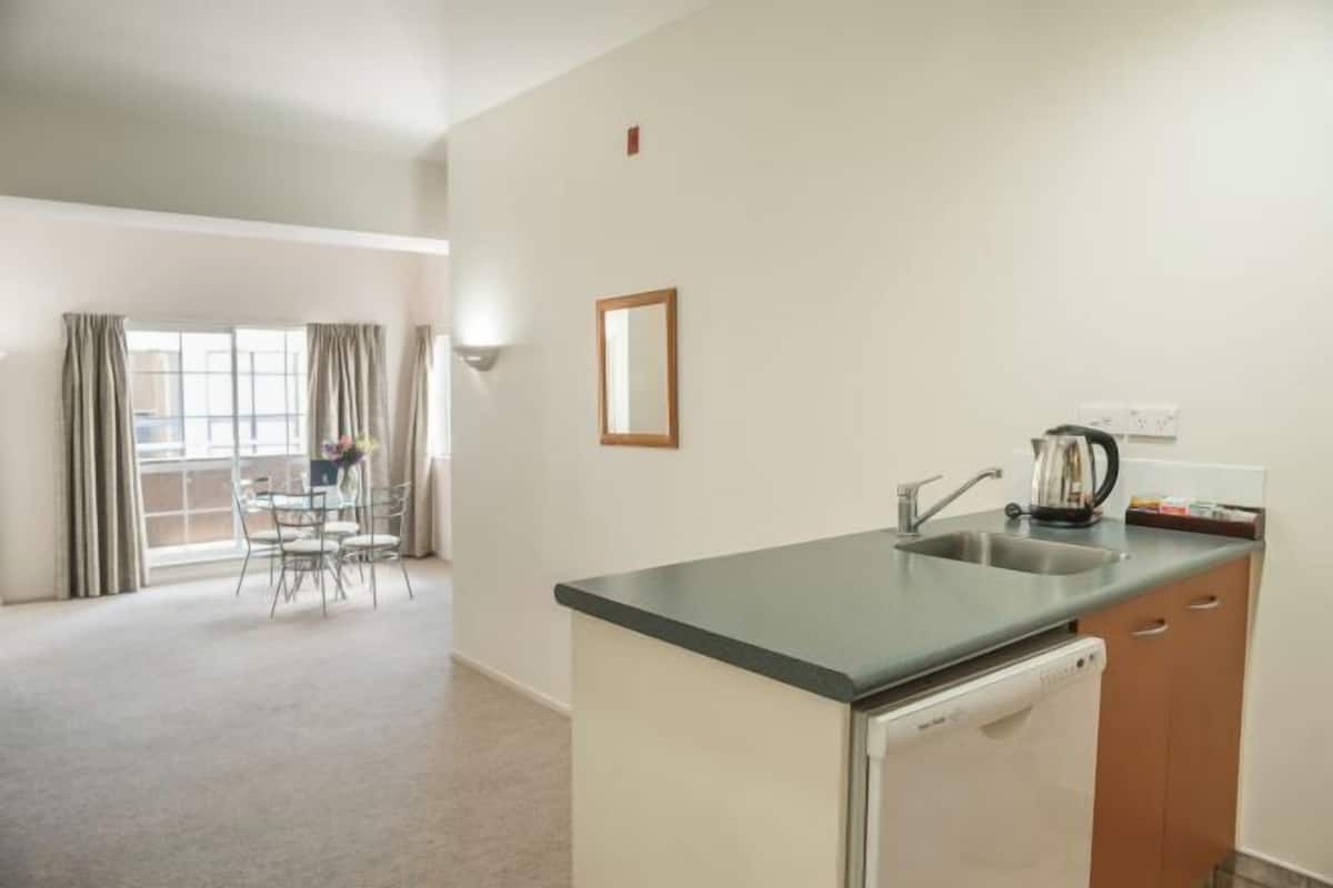 Private kitchen | Full-size fridge, microwave, oven, stovetop