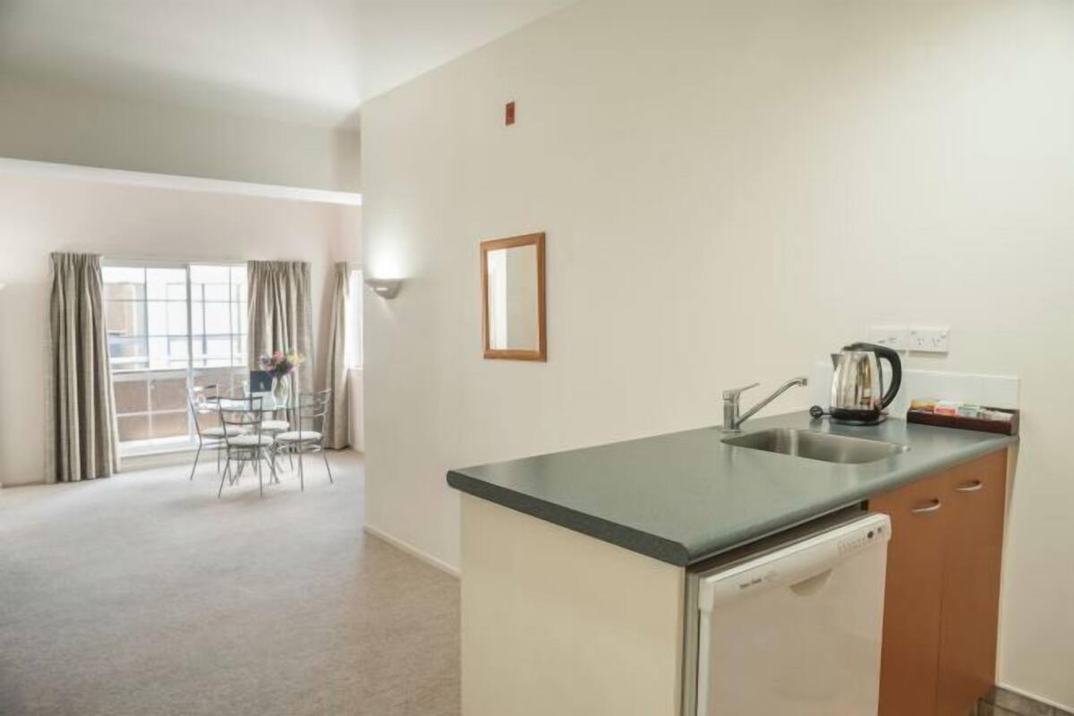Private kitchen | Full-sized fridge, microwave, oven, stovetop