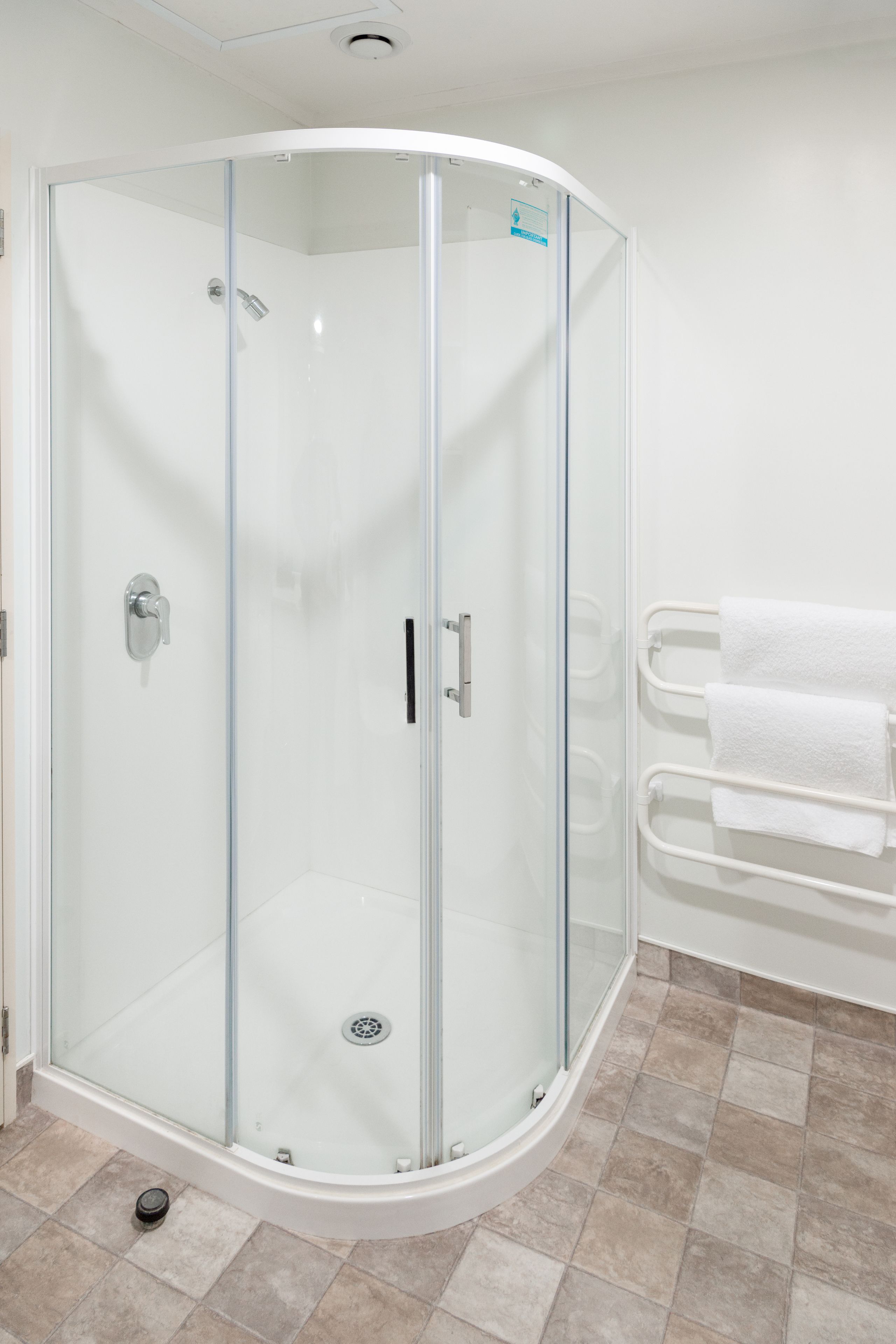 apartment, 3 bedrooms | bathroom shower