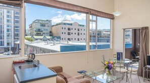 Lejlighed - 2 soveværelser - balkon | Stue | 40-tommers fladskærms-tv med digitale kanaler, smart-tv, Netflix