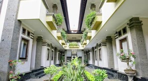 สนามรอบบริเวณ