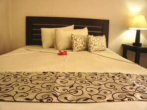 Standard-Doppel- oder -Zweibettzimmer | Schreibtisch, Zustellbetten, kostenloses WLAN
