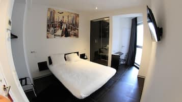 Habitación empresarial individual | Minibar, caja de seguridad en la habitación y escritorio