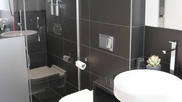 Amenidades de baño gratuitas, secadora de cabello, toallas