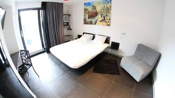 Habitación doble superior | Minibar, caja de seguridad en la habitación y escritorio