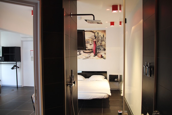 Executive Triple Room | Minibar, in-room safe, desk, soundproofing