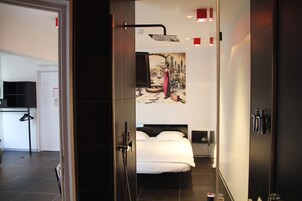 Executive Triple Room | Minibar, in-room safe, desk, soundproofing